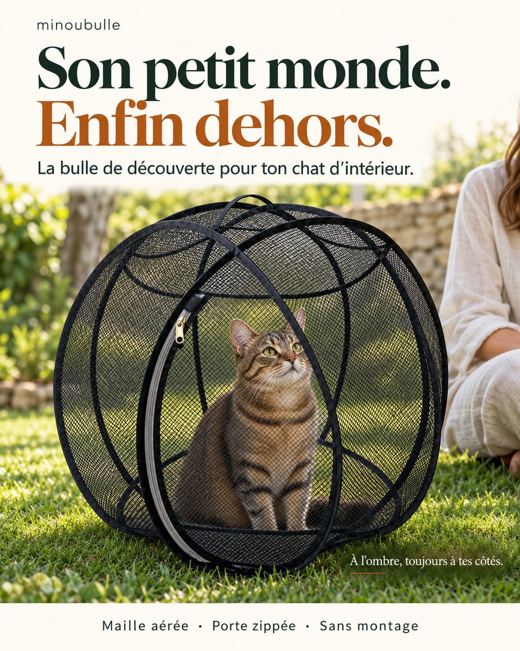 Son petit monde, enfin dehors : chat tigré dans sa bulle noire Minoubulle au jardin