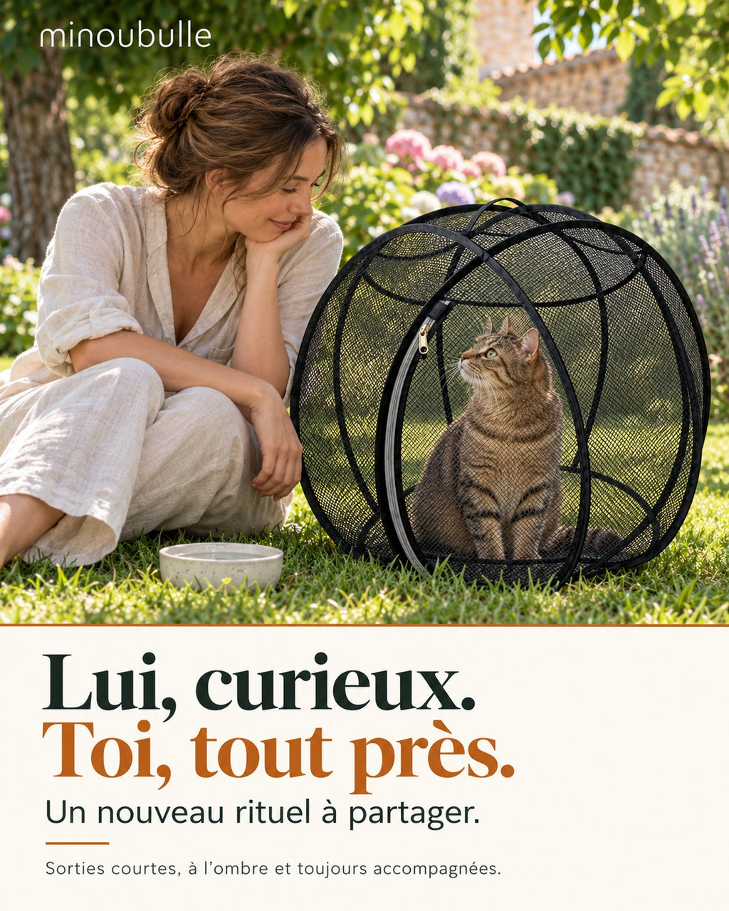 Lui, curieux. Toi, tout près : une femme assise à côté de son chat dans sa bulle