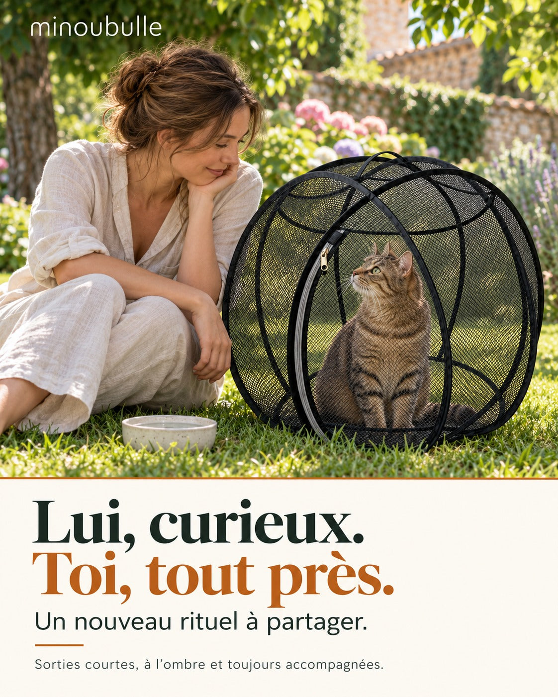 Lui, curieux. Toi, tout près : une femme assise à côté de son chat dans sa bulle