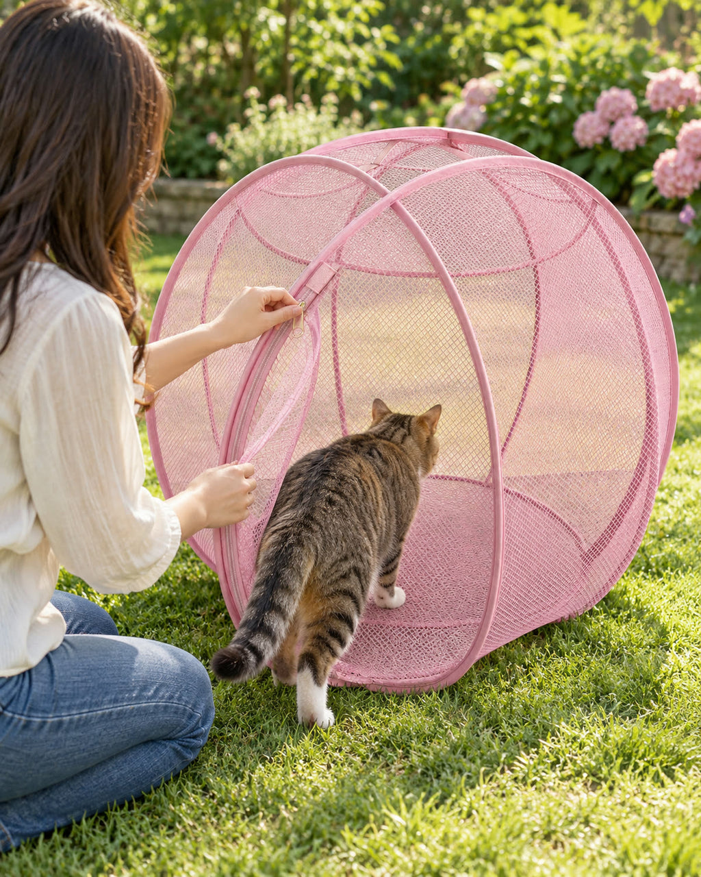 On ouvre la porte zippée de la bulle rose et le chat entre